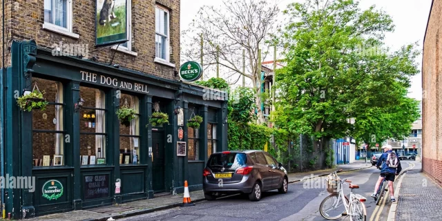 the-dog-and-bell-traditional-english-pub-exterior-view-and-senior-G761HH